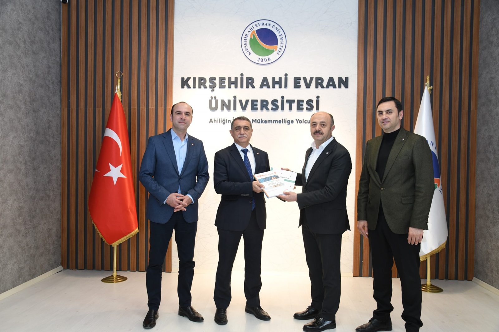 EĞİTİM BİR-SEN GENEL SEKRETERİMİZ TALAT YAVUZ KIRŞEHİR AHİ EVRAN ÜNİVERSİTESİ REKTÖRÜ MUSTAFA KASIM KARAHOCAGİL'İ ZİYARET ETTİ.