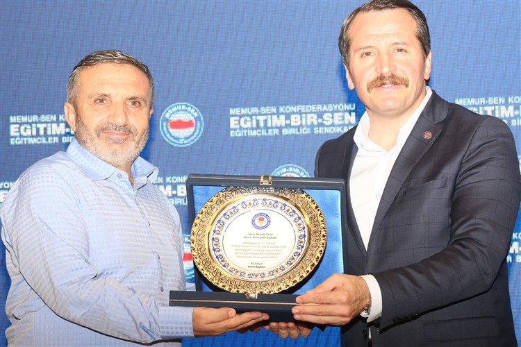 GENEL BAŞKANIMIZ ALİ YALÇINDAN ŞUBEMİZE PLAKET
